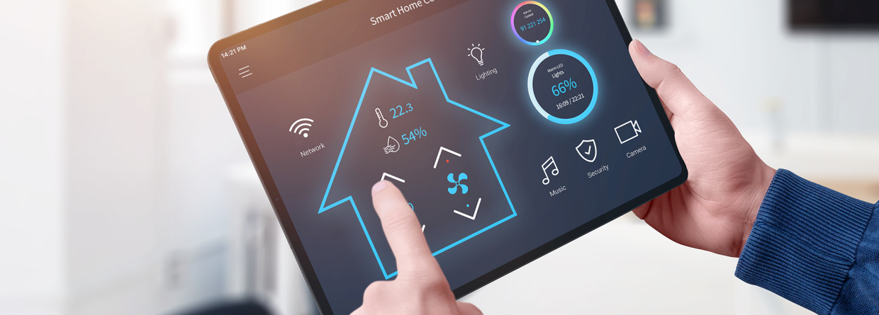 Man met tablet in hand met een smart home control system